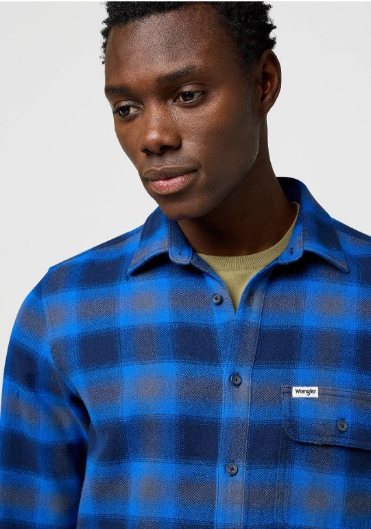 Wrangler Regular 1 Pocket Indigo Shirt in Icy Indigo 112371524