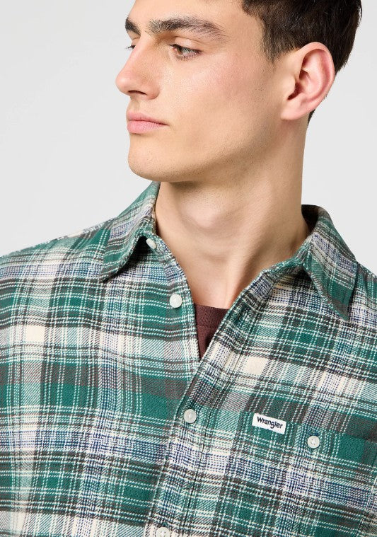 Wrangler Regular Brushed 1 Pocket Shirt in Green Birch 112371557