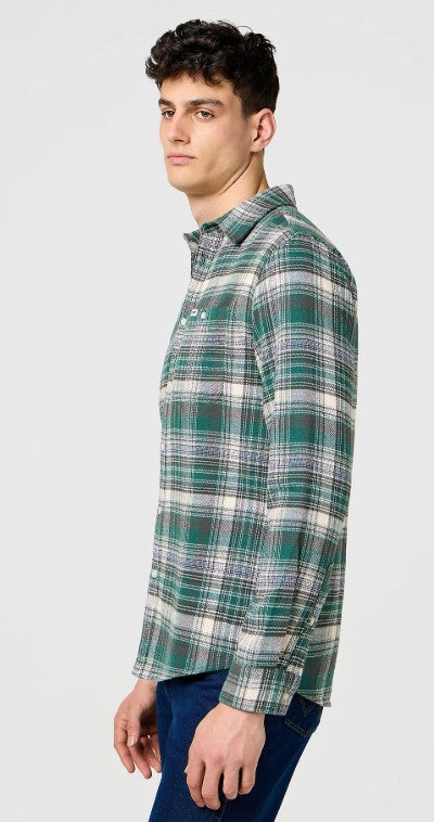 Wrangler Regular Brushed 1 Pocket Shirt in Green Birch 112371557