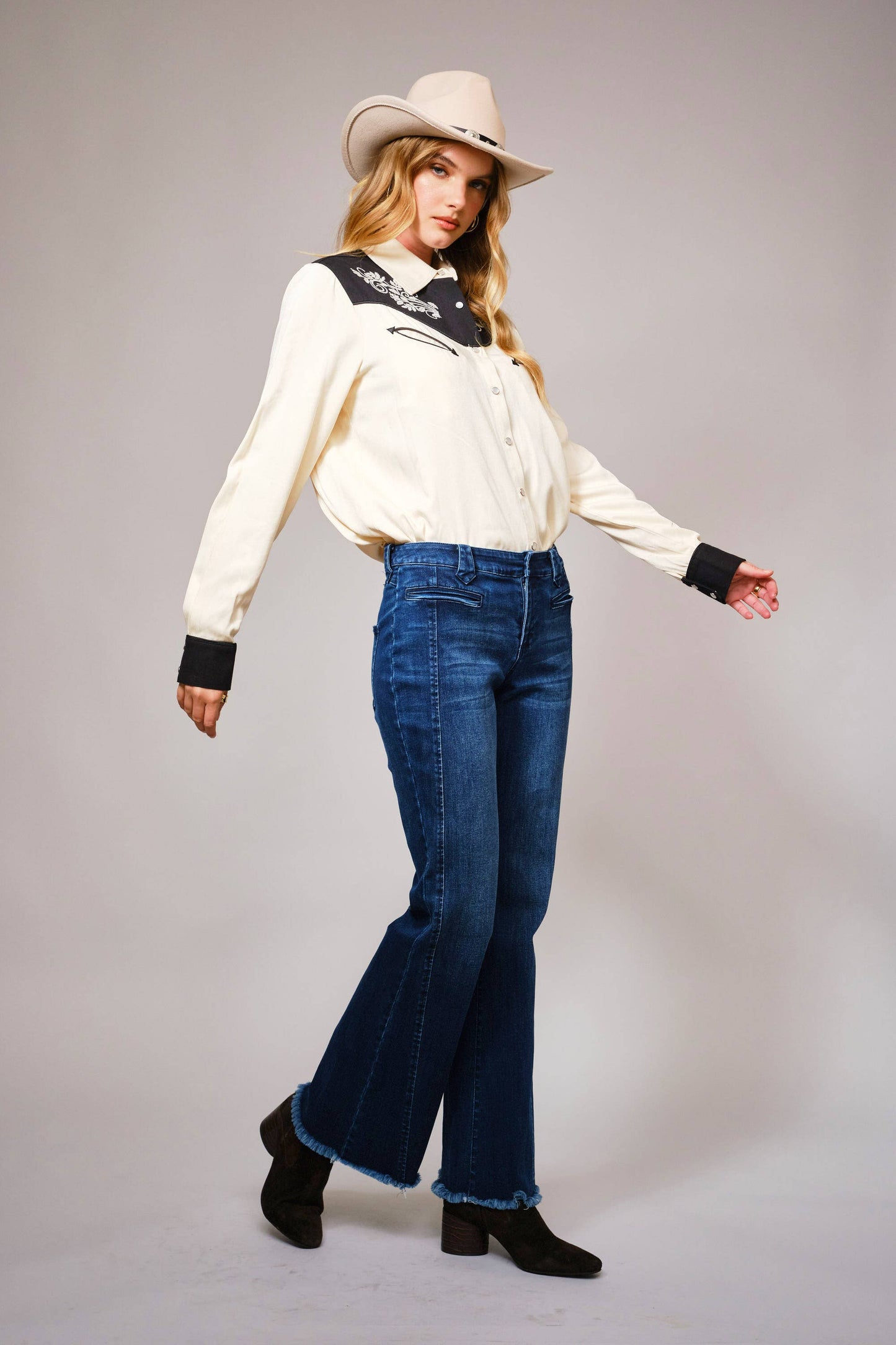 Blue B 36840T - Embroidered Contrast Yoke Western Shirt: CREAM BLACK / S