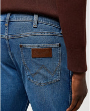 Load image into Gallery viewer, Wrangler 112371340 Mens Loose Boot, Boot Cut Jeans in Sky Breeze
