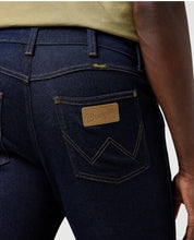 Load image into Gallery viewer, Wrangler 112373029 Mens Rancher Jeans in Moonlight Rinse
