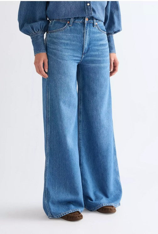 Wrangler Ladies Canyon Loose Jeans in Lasso Twlight 112378703