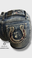 Load image into Gallery viewer, Grace Jeans Horseshoe Detail Pockets Low Rise Jean Short JHW51782
