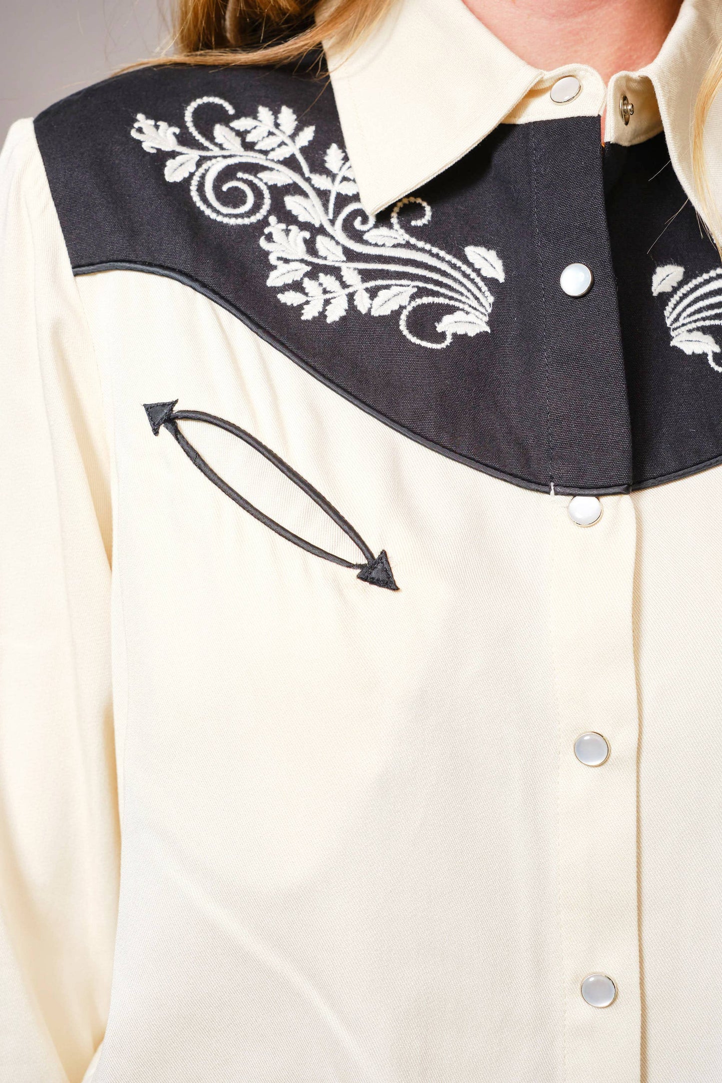 Blue B 36840T - Embroidered Contrast Yoke Western Shirt: CREAM BLACK / S